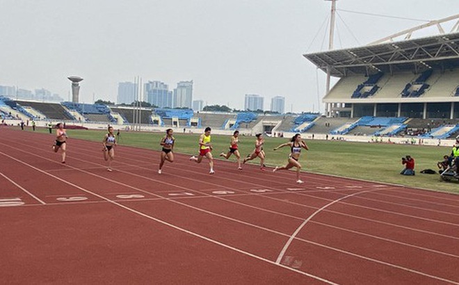 Tú Chinh bỏ xa các đối thủ ở nội dung 100m.