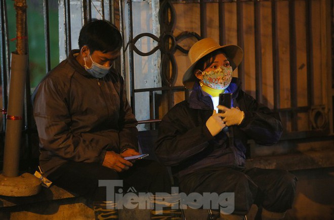 Người lao động, tiểu thương chợ hoa ngồi trên lửa khi dịch COVID-19 bùng phát - Ảnh 2.