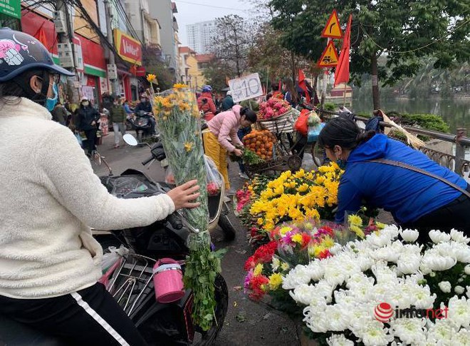 Thị trường đồ lễ ông Công ông Táo trầm lắng vắng khách mua, tiểu thương lo ế hàng - Ảnh 7.