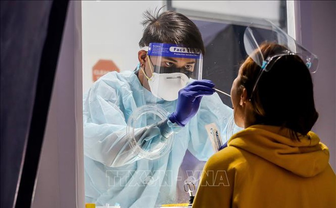 Nhân viên y tế lấy mẫu dịch xét nghiệm COVID-19 cho người dân tại Manila, Philippines, ngày 12/1/2021. Ảnh: THX/TTXVN