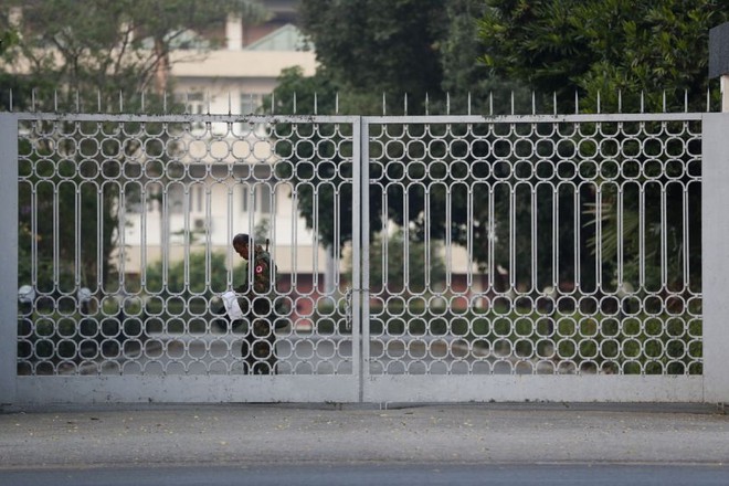 Myanmar: Cận cảnh quân đội hiện diện trên đường phố, xe quân sự tràn vào đài truyền hình quốc gia - Ảnh 5.