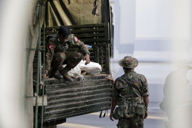 Myanmar: Cận cảnh quân đội hiện diện trên đường phố, xe quân sự tràn vào đài truyền hình quốc gia - Ảnh 2.