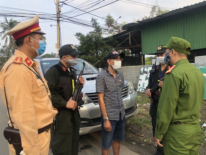 Đà Nẵng: Bắt giam tài xế ô tô chở 3 người Trung Quốc nhập cảnh trái phép - Ảnh 1.