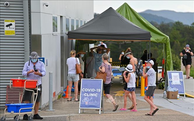 Người dân xếp hàng chờ xét nghiệm COVID-19 tại Sydney, Australia. Ảnh: AFP/TTXVN