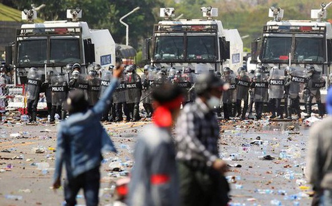 Cảnh sát đối đầu người biểu tình tại Naypyitaw. Ảnh: Reuters
