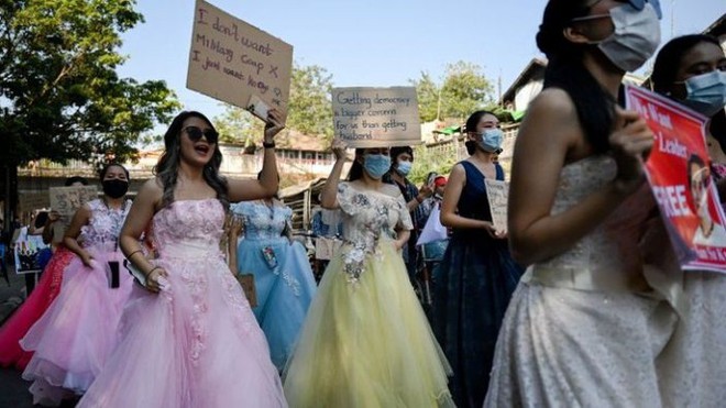 Myanmar: Quân đội đột kích trụ sở đảng NLD, cảnh sát bắt đầu về phe người biểu tình - Ảnh 2.