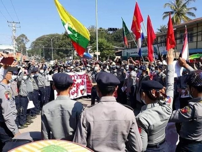 Myanmar: Quân đội đột kích trụ sở đảng NLD, cảnh sát bắt đầu về phe người biểu tình - Ảnh 4.