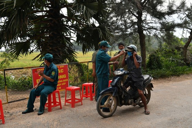 Đón xuân trên vùng biên, coi chốt chống dịch như nhà - Ảnh 2.