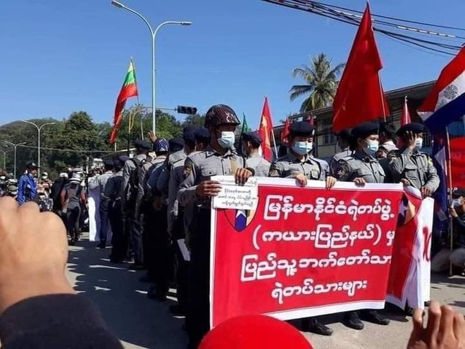 Myanmar: Quân đội đột kích trụ sở đảng NLD, cảnh sát bắt đầu về phe người biểu tình - Ảnh 5.