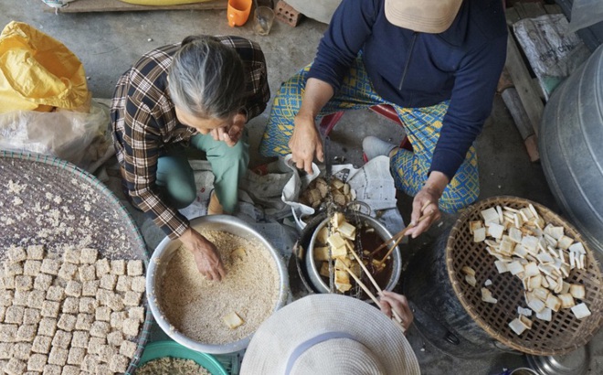 Bánh khô mè Quang Châu là món ăn chơi ngày tết của người xứ Quảng