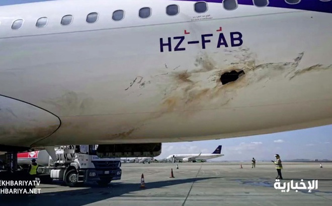 Có vẻ như chiếc UAV đã đục một lỗ trên thân máy bay, gây ra những vết cháy xém trên kim loại. Ảnh: Al Ekhbariya TV