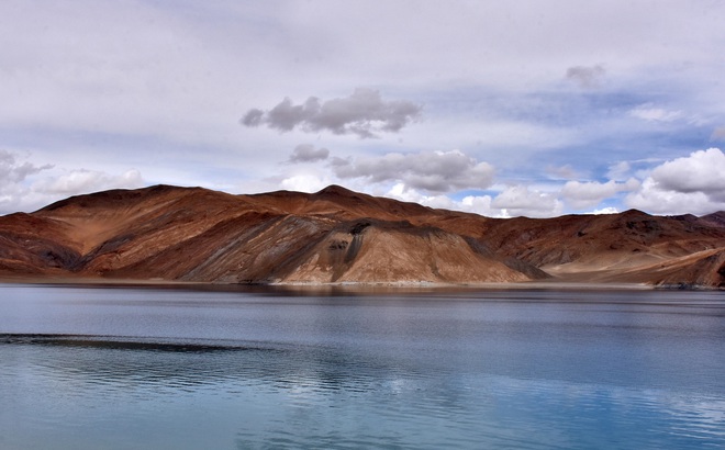 Hồ Pangong tại Đông Ladakh là nơi quân đội Ấn Độ và Trung Quốc duy trì tình trạng căng thẳng từ tháng 4/2020. Ảnh: Reuters