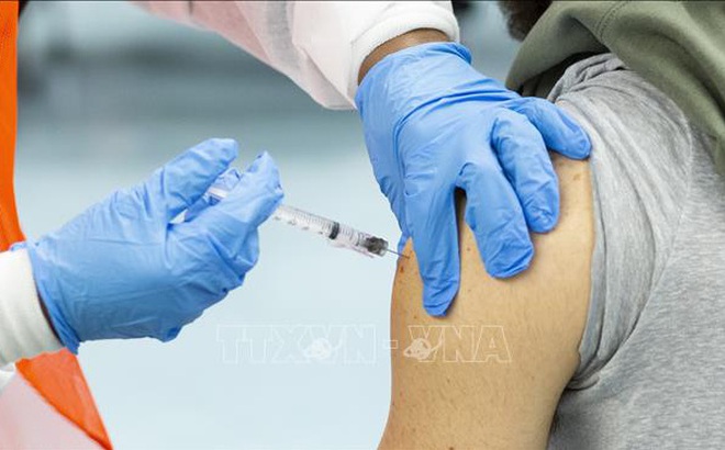 Người dân tiêm chủng vaccine ngừa COVID-19 tại New York, Mỹ. Ảnh: AFP/TTXVN