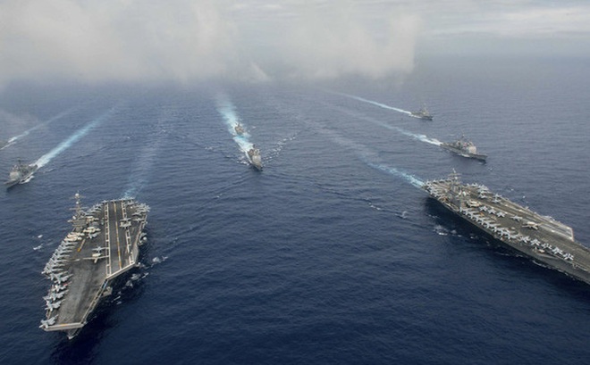 Bộ đôi tàu sân bay USS John C. Stennis và USS Ronald Reagan của hải quân Mỹ hoạt động trên biển Philippines. (Ảnh: Reuters)