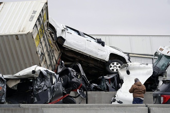 Mỹ: Kinh hoàng 130 xe gặp tai nạn liên hoàn, nằm chất đống - Ảnh 1.