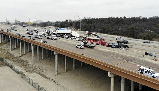 Mỹ: Kinh hoàng 130 xe gặp tai nạn liên hoàn, nằm chất đống - Ảnh 2.