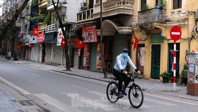 Khoảnh khắc Hà Nội vắng vẻ và bình yên sáng mùng 1 Tết Tân Sửu - Ảnh 2.