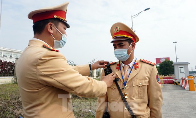 Theo CSGT kiểm tra nồng độ cồn trên cao tốc ngày đầu năm mới - Ảnh 3.