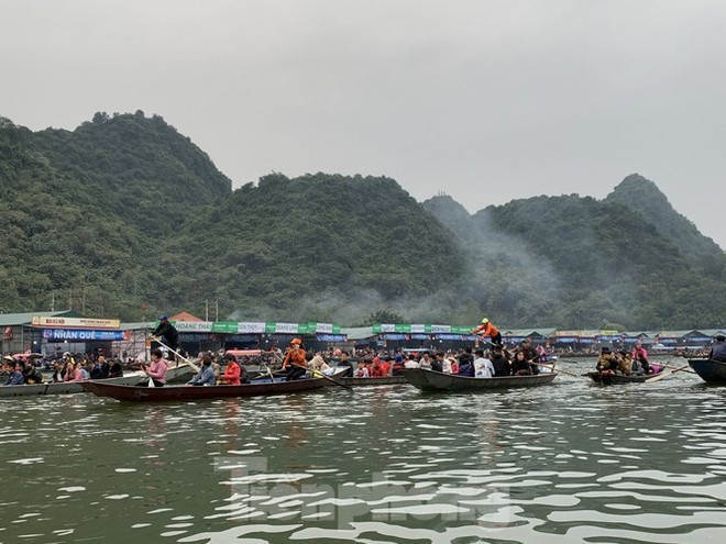 Lễ hội Chùa Hương: Tạm dừng hoạt động, cắt cử chốt chặn ở các ngả đường - Ảnh 1.