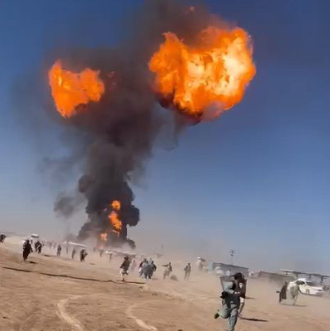 Hàng trăm xe chở nhiên liệu phát nổ ở biên giới Iran - Afghanistan - Ảnh 1.