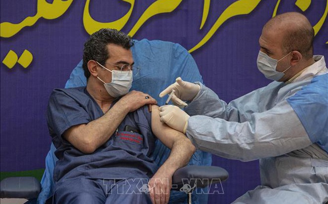Nhân viên y tế được tiêm vaccine phòng bệnh COVID-19 tại Tehran, Iran, ngày 9/2/2021. Ảnh: THX/TTXVN