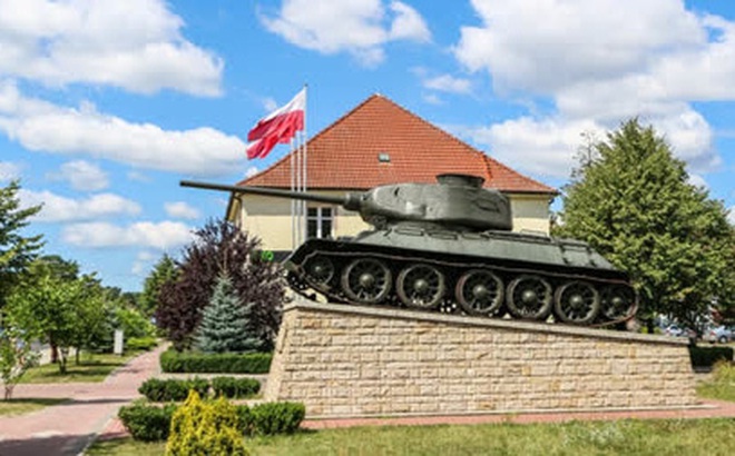 Một chiếc xe tăng T-34 của Liên Xô đặt trên bệ ở thị trấn Borne Sulinowo của Ba Lan là một lời nhắc nhở địa điểm là cơ sở quân sự bí mật của Liên Xô