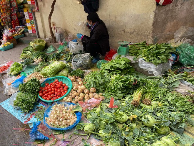 Đi chợ đầu năm: Hải sản tăng giá vùn vụt, hoa tươi rẻ hơn trước Tết ​ - Ảnh 2.