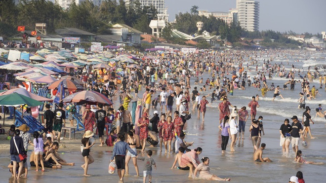 Lượng khách giảm 80%, biển Vũng Tàu vẫn đông người tắm - Ảnh 1.