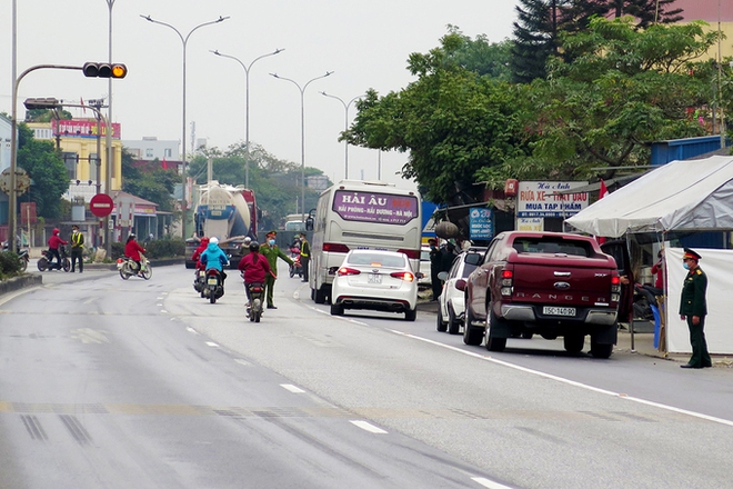 Hôm nay, Hà Nội bắt đầu đóng cửa các quán ăn đường phố, trà đá, cà phê phòng dịch Covid-19; Hạn chế phương tiện qua quốc lộ ở Hải Dương - Ảnh 1.