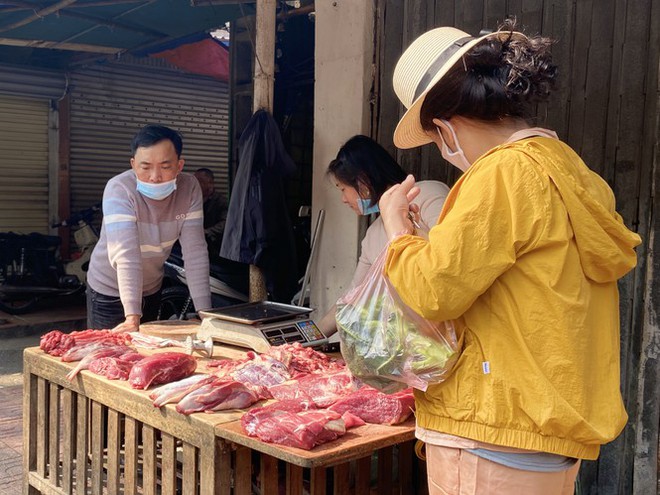 Đi chợ đầu năm: Hải sản tăng giá vùn vụt, hoa tươi rẻ hơn trước Tết ​ - Ảnh 3.