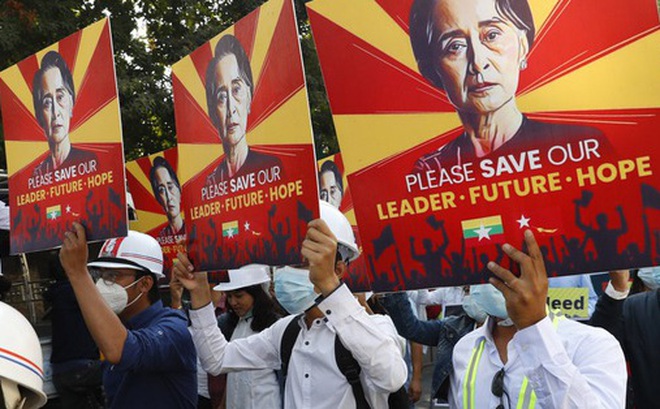 Đám đông biểu tình yêu cầu chính quyền quân sự Myanmar trả tự do cho lãnh đạo Aung San Suu Kyi. Ảnh: AP