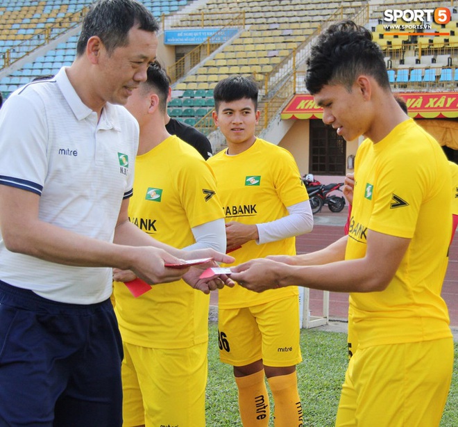 Các đội bóng V.League bắt đầu hội quân, tập khai xuân sau kỳ nghỉ Tết - Ảnh 2.