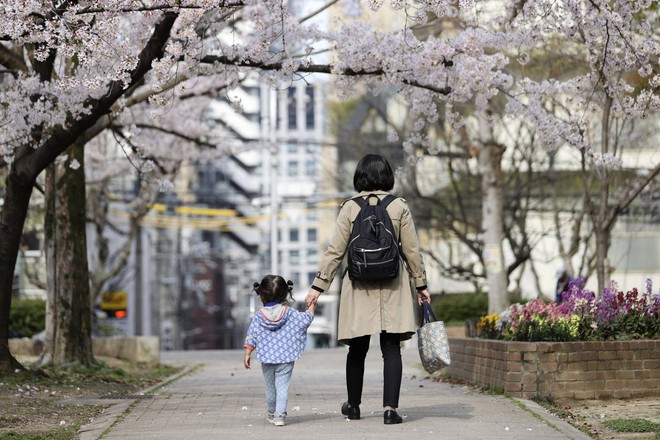 Phụ huynh Nhật Bản ‘rối não’ không biết gửi con đi nhà trẻ hay ở nhà chống dịch - Ảnh 1.
