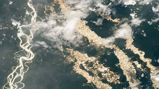 Hình ảnh đáng kinh ngạc về những con sông vàng ở Peru - Ảnh 2.