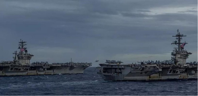Hai nhóm tàu sân bay Mỹ vờn nhau trên Biển Đông - Ảnh 1.