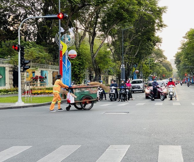 Cảnh vắng vẻ khác lạ ở TPHCM trong ngày đầu đi làm trở lại - Ảnh 3.