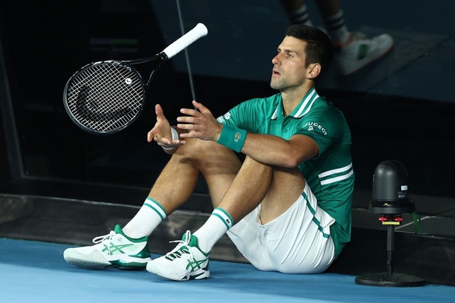 Novak Djokovic điên cuồng đập vợt trong trận thắng Zverev - Ảnh 6.