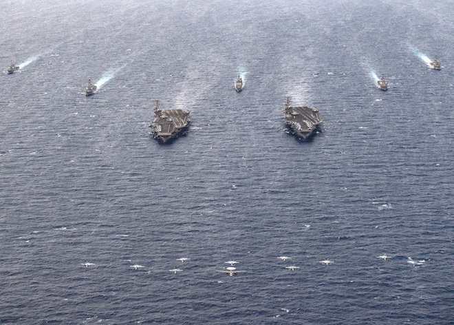 Hai nhóm tàu sân bay Mỹ vờn nhau trên Biển Đông - Ảnh 8.