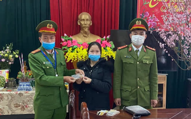 Đội CSGT-TT Công an TP Vinh trao số tài sản cho chị Nguyễn Thị N. - Ảnh: T. Vinh