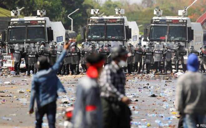 Người dân Myanmar biểu tình phản đối quân đội lật đổ chính quyền. (Ảnh: Reuters)