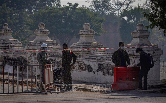 Binh sĩ gác tại một điểm kiểm soát ở Mandalay, Myanmar, ngày 2/2/2021. Ảnh: AFP/ TTXVN