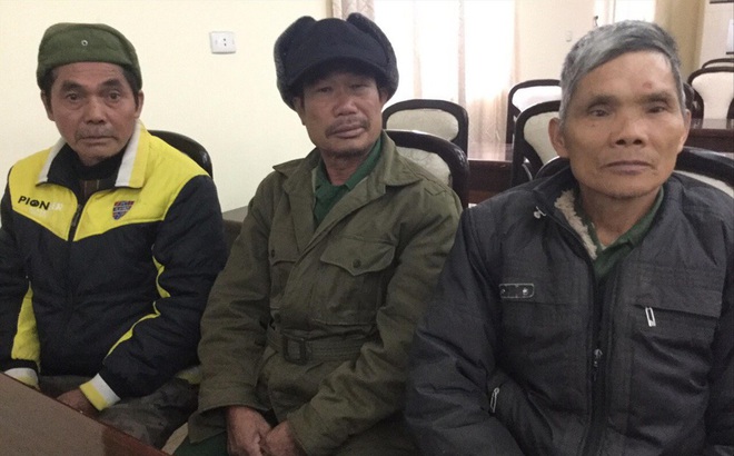 Ba cựu chiến binh Bảo Lâm kể chuyện giữ đất biên cương. Ảnh: Duy Chiến