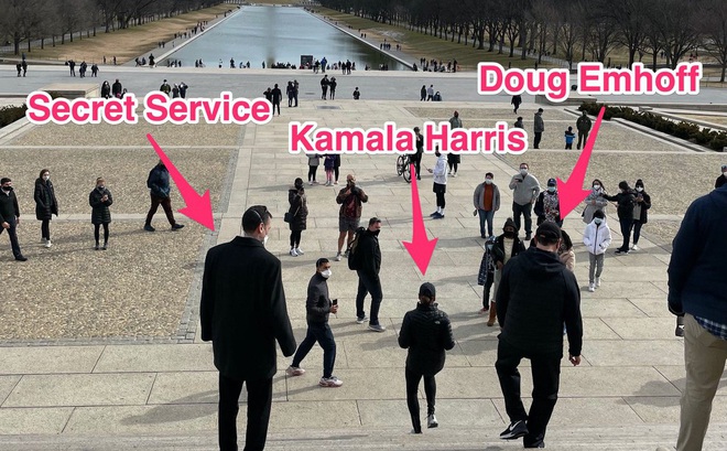 Từ phải sang: Ông Doug Emhoff, bà Kamala Harris, nhân viên mật vụ. Ảnh: Instagram