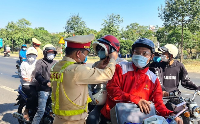 CSGT Công an tỉnh Đắk Nông đổi mũ bảo hiểm mới cho người tham gia giao thông