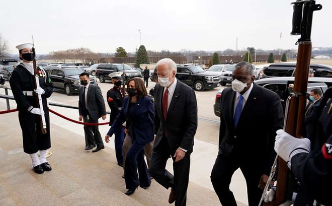 Tổng thống Joe Biden cùng Phó Tổng thống Kamala Harris và Bộ trưởng Quốc phòng Lloyd Austin tại Lầu Năm Góc ở Washington. Ảnh: AP