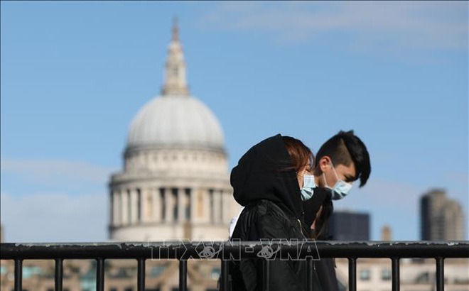 Người dân đeo khẩu trang phòng dịch COVID-19 tại London, Anh. Ảnh: AFP/TTXVN