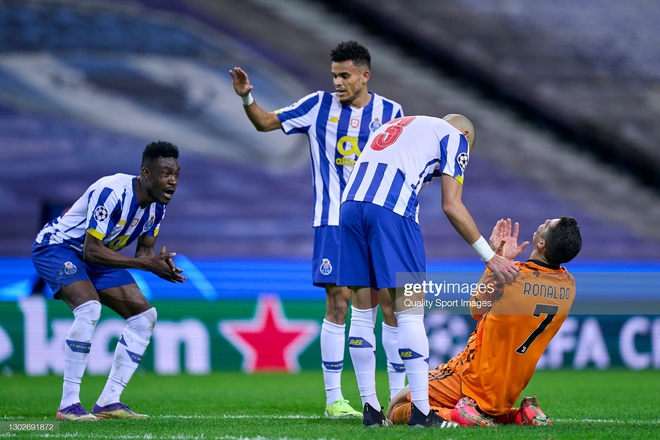 Ronaldo nổi giận vì mất penalty, tham vọng vô địch Champions League bị giáng một đòn nặng - Ảnh 4. Ronaldo nổi giận vì mất penalty, tham vọng vô địch Champions League bị giáng một đòn nặng - Ảnh 4.