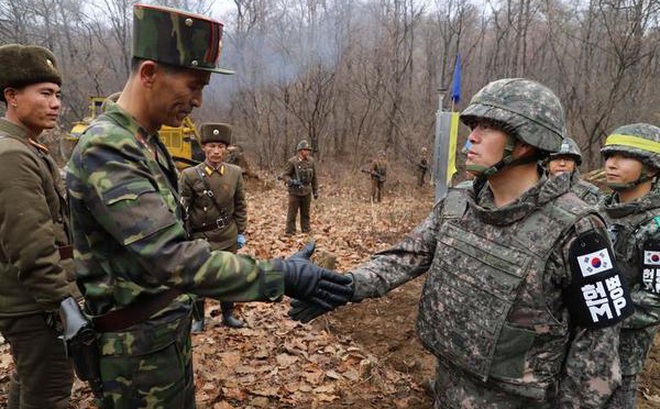 Sĩ quan quân đội Hàn - Triều gặp nhau ở vùng phi quân sự (DMZ) vào năm 2018. (Ảnh: Reuters)