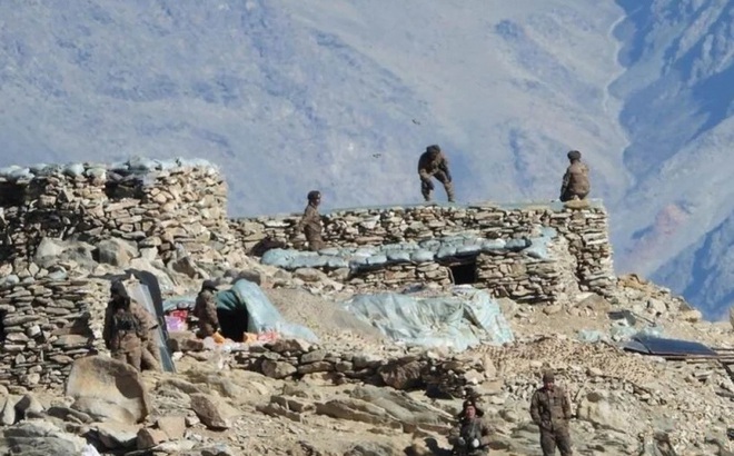 Bức ảnh do Quân đội Ấn Độ cung cấp cho thấy quân đội Trung Quốc đang tháo dỡ các boongke của họ tại Pangong Tso ở Ladakh dọc biên giới Trung-Ấn đầu tuần này.