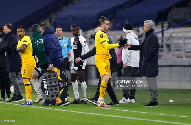 Man United phá dớp bằng cơn mưa bàn thắng; Gareth Bale mang nụ cười trở lại với Mourinho - Ảnh 4. Man United phá dớp bằng cơn mưa bàn thắng; Gareth Bale mang nụ cười trở lại với Mourinho - Ảnh 4.